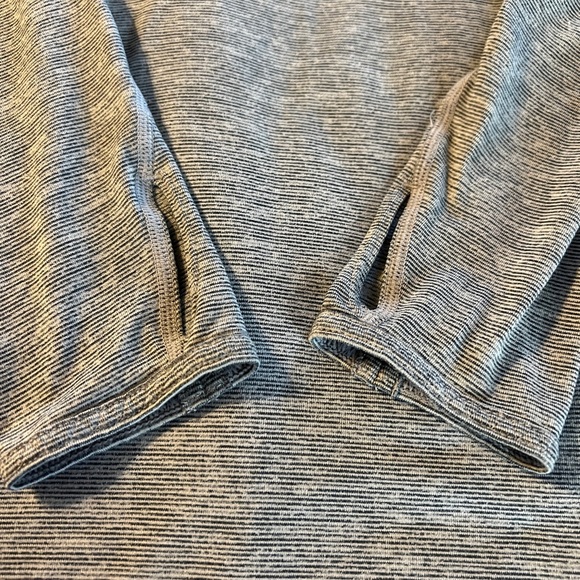 Zella Grey Keyhole Long Sleeve Tee Thumb Hole Sleeves EUC Size Small - Picture 4 of 6